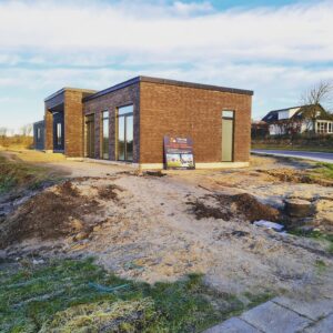 Moderne murstenshus under opførelse på byggeplads