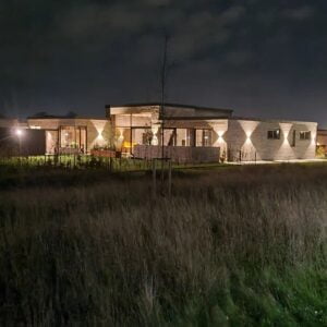 Moderne hus oplyst om natten